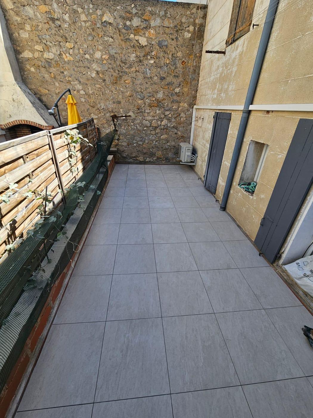 Terrasse : carrelage remplacé par des dalles sur plots, après travaux