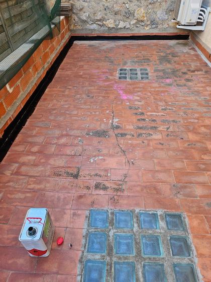 L’ancien carrelage avant travaux (terrasse : carrelage remplacé par des dalles sur plots)