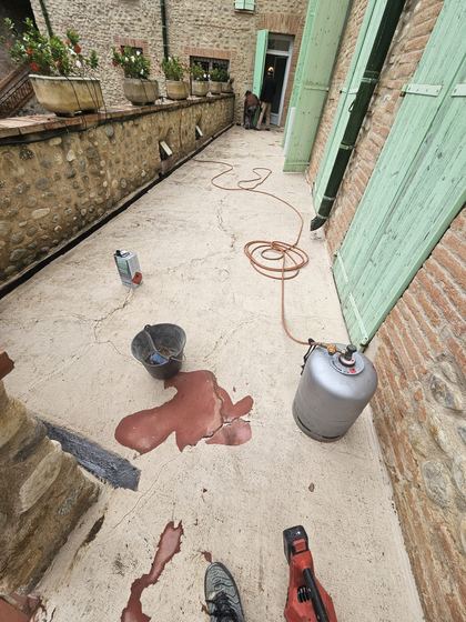 La terrasse avant travaux (terrasse : étanchéité bitume puis carrelage)