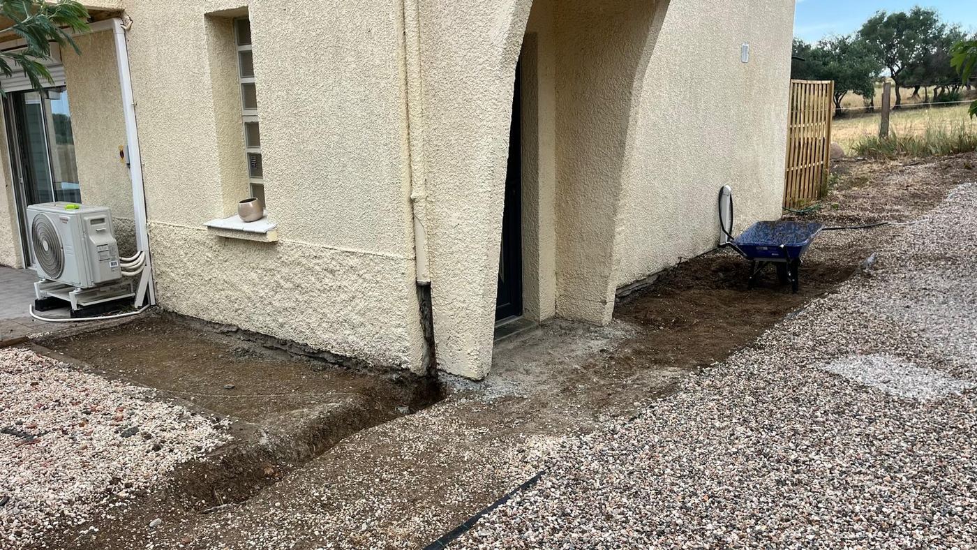 Dalle béton en périphérie de maison, avant travaux