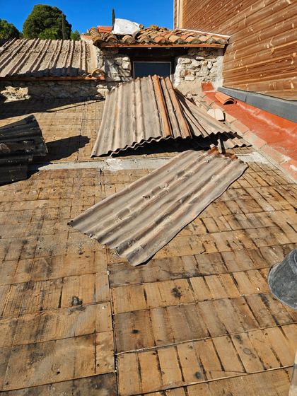 Dépose des anciennes plaques (toiture en tuiles remplacée par du bac acier)