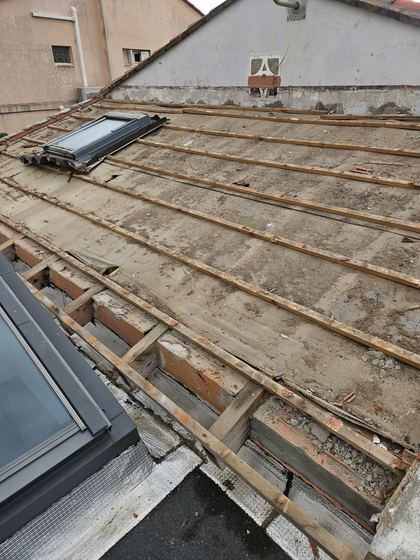 Toiture mise à nu (toiture en tuiles refaite entièrement)