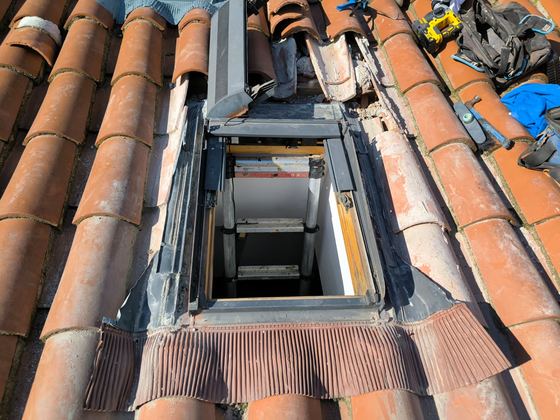 Ouverture prête, raccords en place (remplacement d’une fenêtre de toit)