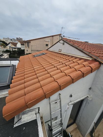 La toiture refaite à neuf (toiture en tuiles refaite entièrement)