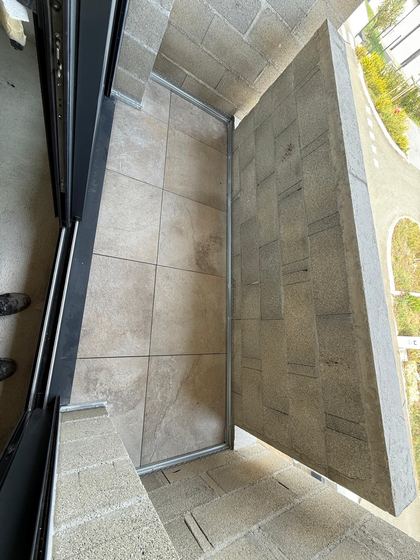 Le balcon carrelé terminé (balcon : étanchéité puis carrelage)