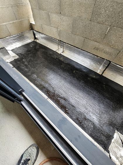 Membrane, relevés et profils alu (balcon : étanchéité puis carrelage)