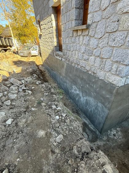 Le soubassement dégagé, avant travaux (soubassement de maison en pierre)