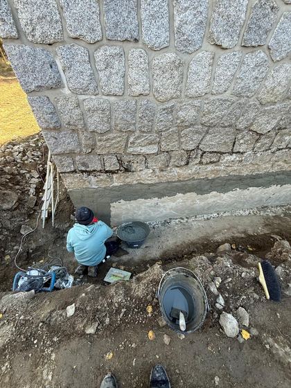 Préparation du support (soubassement de maison en pierre)