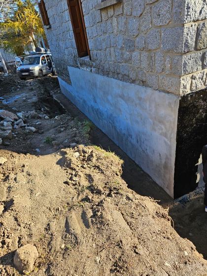 Soubassement enduit (soubassement de maison en pierre)