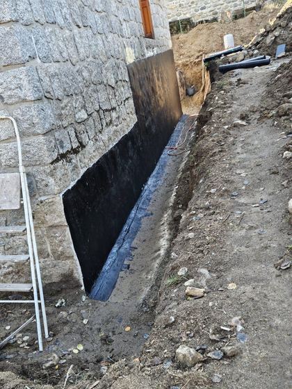 Membrane soudée en angle (soubassement de maison en pierre)