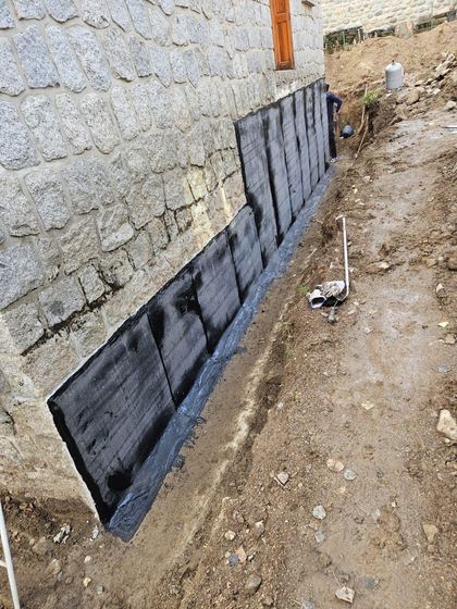Membrane posée sur le soubassement (soubassement de maison en pierre)