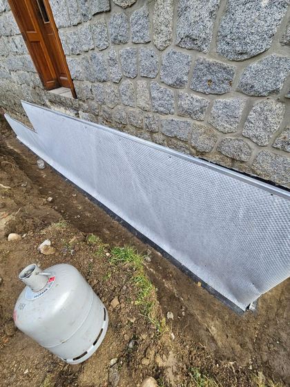 Nappe de protection en angle (soubassement de maison en pierre)