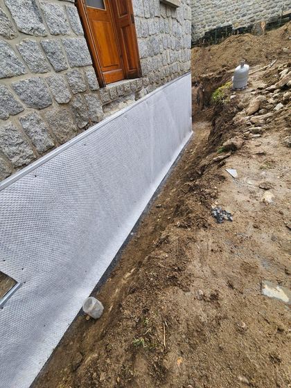 Nappe et profilé de finition (soubassement de maison en pierre)