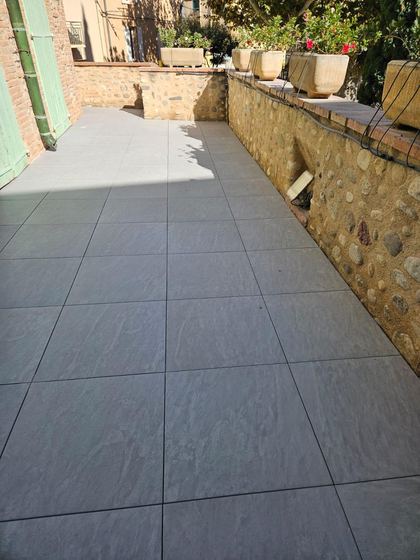 La terrasse carrelée terminée (terrasse : étanchéité bitume puis carrelage)