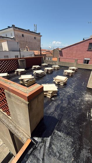 Étanchéité bitume posée, plots en place (terrasse à claustras, dalles sur plots)