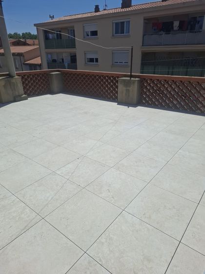 La terrasse terminée (terrasse à claustras, dalles sur plots)
