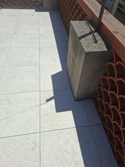 Dalles au pied des claustras (terrasse à claustras, dalles sur plots)