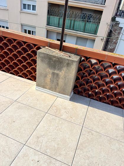 Finition autour des piliers (terrasse à claustras, dalles sur plots)