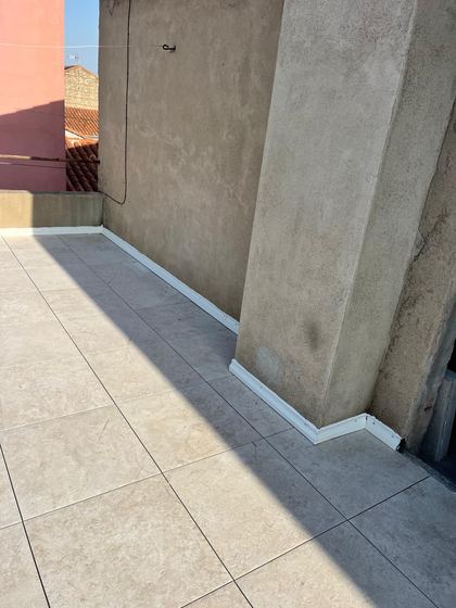 Plinthes et dalles au pied de la façade (terrasse à claustras, dalles sur plots)