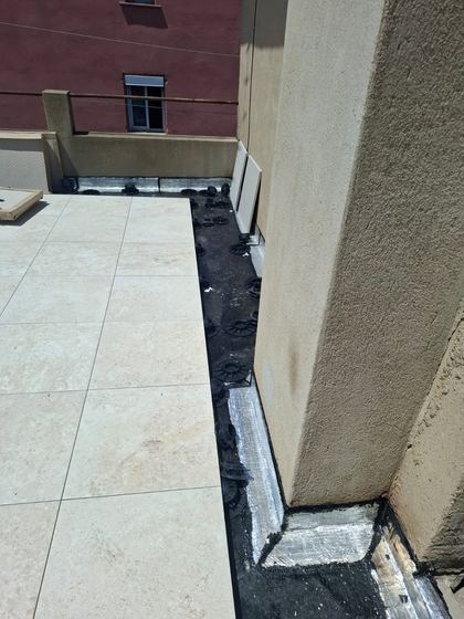 Pose des dalles, relevés en rive (terrasse à claustras, dalles sur plots)