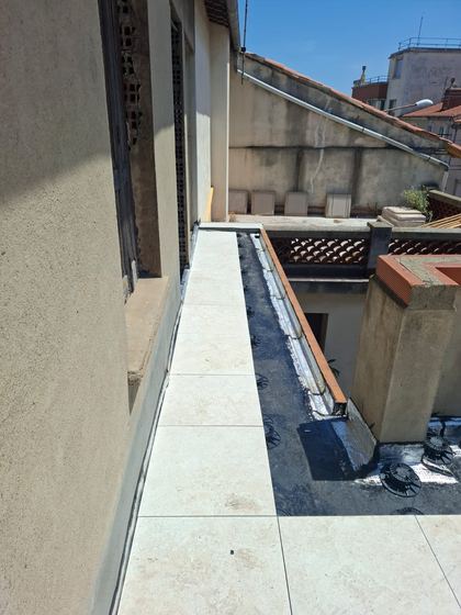 Dalles posées le long de la façade (terrasse à claustras, dalles sur plots)