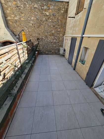 La terrasse terminée (terrasse : carrelage remplacé par des dalles sur plots)