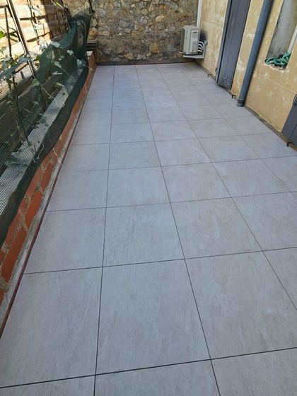 Dalles sur plots posées (terrasse : carrelage remplacé par des dalles sur plots)