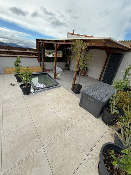 Terrasse sur plots et pergola (terrasse sur plots face aux montagnes)