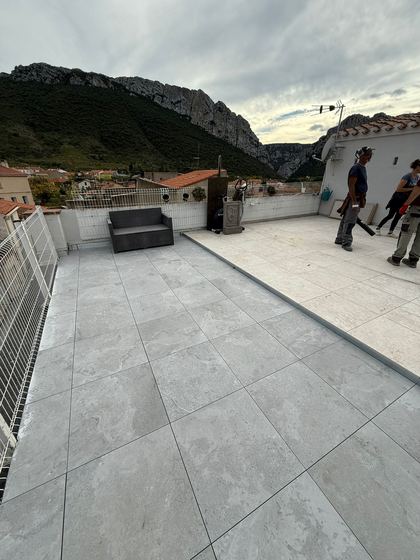 Terrasse sur plots terminée (terrasse sur plots face aux montagnes)