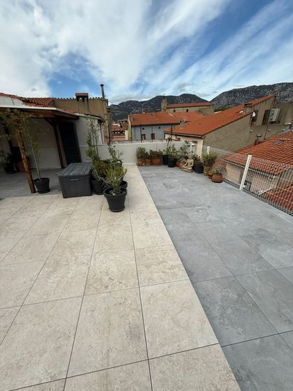 Dalles sur plots face au massif (terrasse sur plots face aux montagnes)