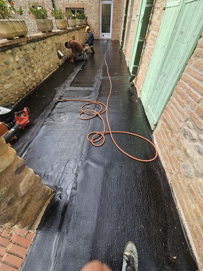 Membrane bitumineuse soudée (terrasse : étanchéité bitume puis carrelage)