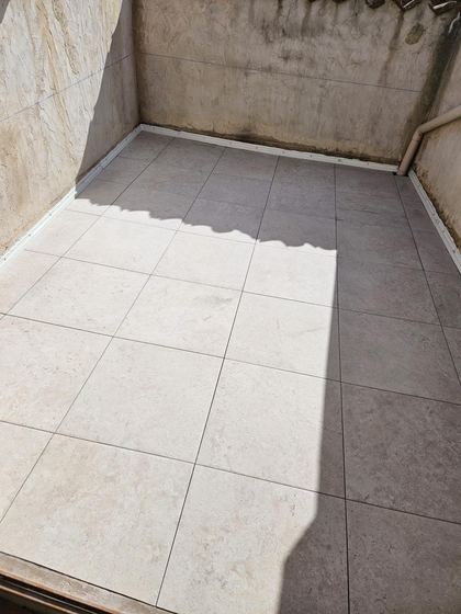 La terrasse carrelée terminée (terrasse intérieure, plancher refait)