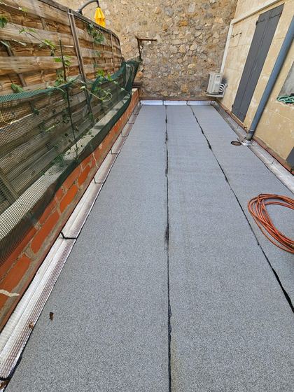 Membrane posée sur toute la terrasse (terrasse : carrelage remplacé par des dalles sur plots)