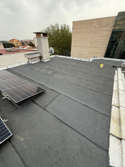 Panneaux solaires sur le toit étanché (toit-terrasse et panneaux solaires)
