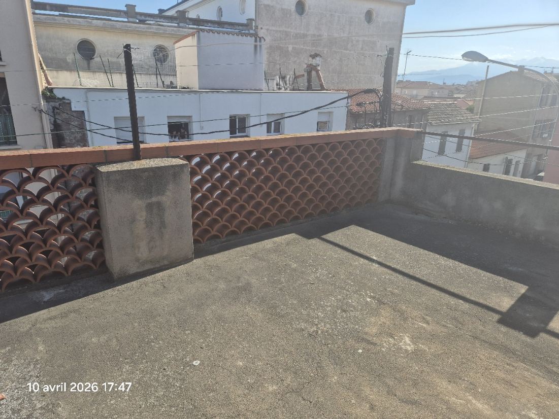 Toit-terrasse au revêtement d’étanchéité usé et décoloré