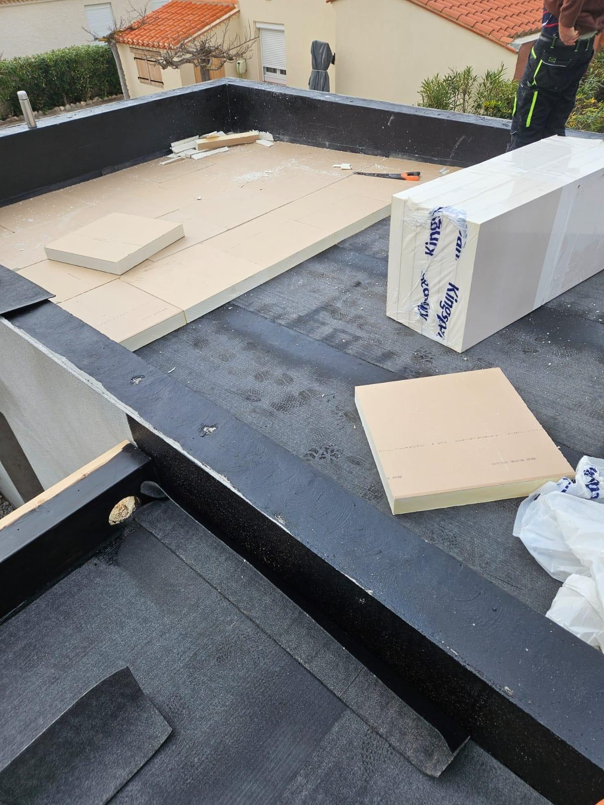 Panneaux isolants posés sur un toit-terrasse