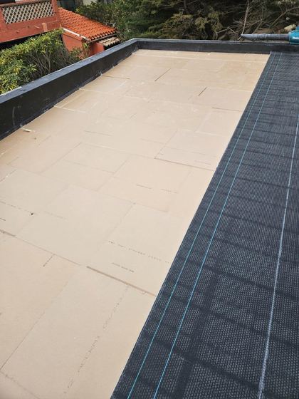 Panneaux isolants posés (isolation puis étanchéité d’un toit-terrasse)