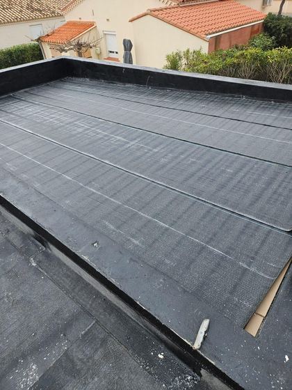 Pare-vapeur sur toute la toiture (isolation puis étanchéité d’un toit-terrasse)