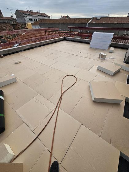 Panneaux isolants en cours de pose (isolation puis étanchéité d’un toit-terrasse)