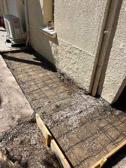 Coffrage et ferraillage (dalle béton en périphérie de maison)