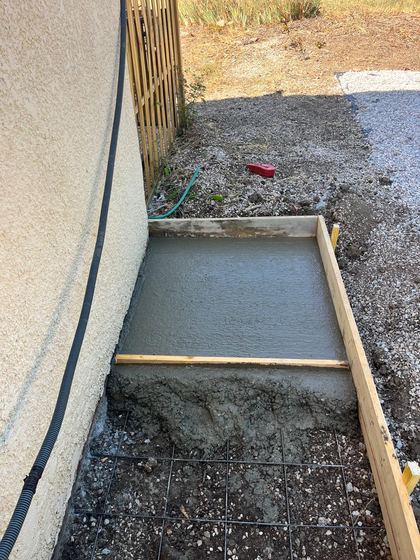 Début du coulage (dalle béton en périphérie de maison)