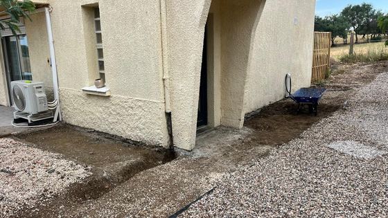 Le pied de façade avant travaux (dalle béton en périphérie de maison)