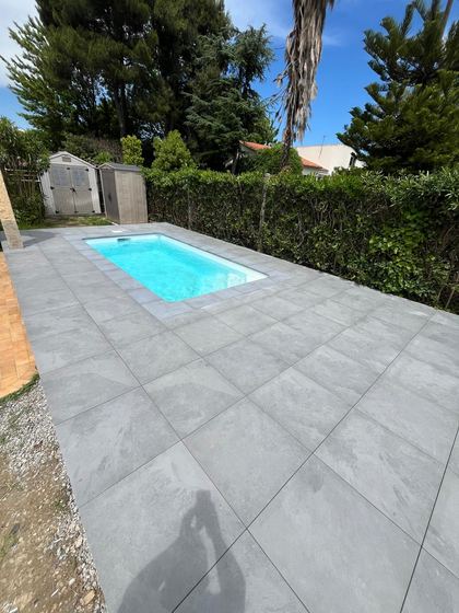 La plage de piscine terminée (plage de piscine en dalles)