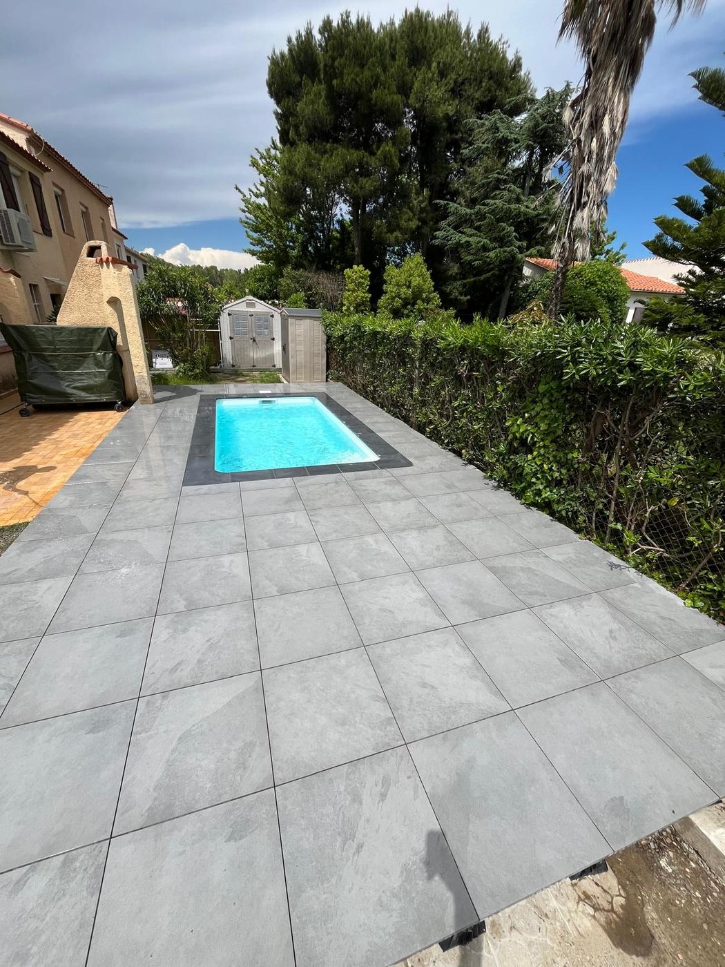 Plage de piscine en dalles