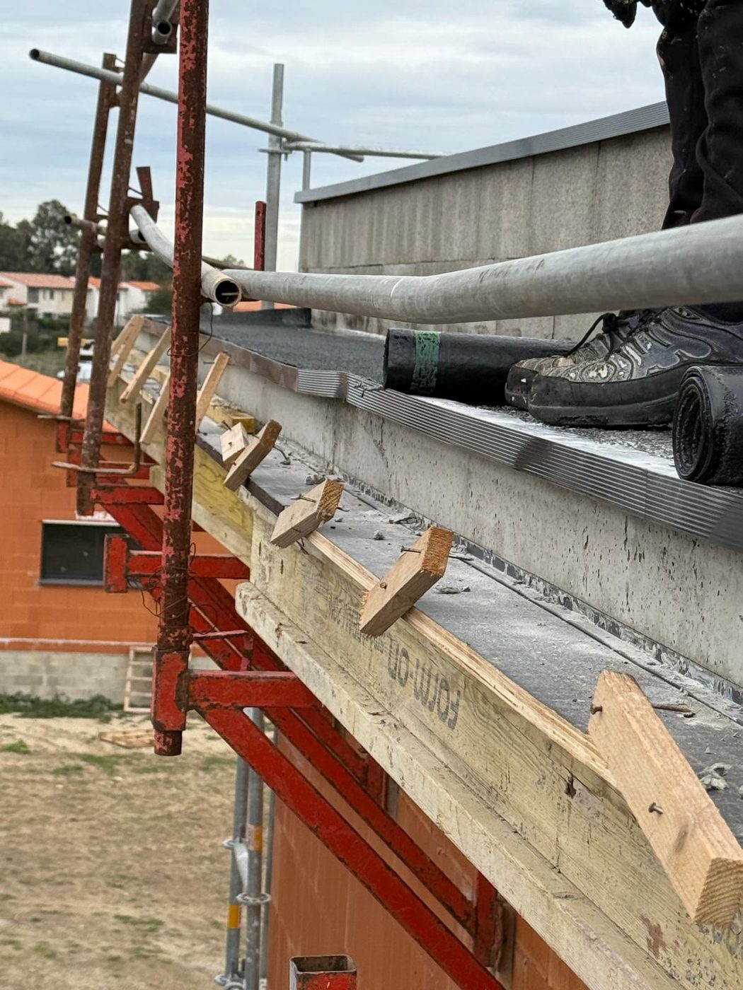 Bompas · Travail en rive de toiture