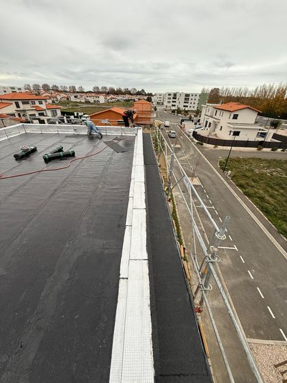 Membrane posée sur la toiture (toitures-terrasses d'une maison neuve)