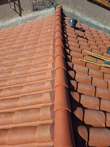 Faîtage en tuiles neuves (réfection de toiture à Opoul-Périllos)