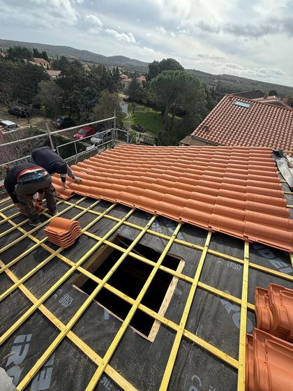 Pose des tuiles sur liteaux (réfection de toiture à Opoul-Périllos)
