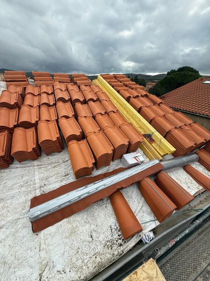 Tuiles neuves prêtes à poser (réfection de toiture à Opoul-Périllos)