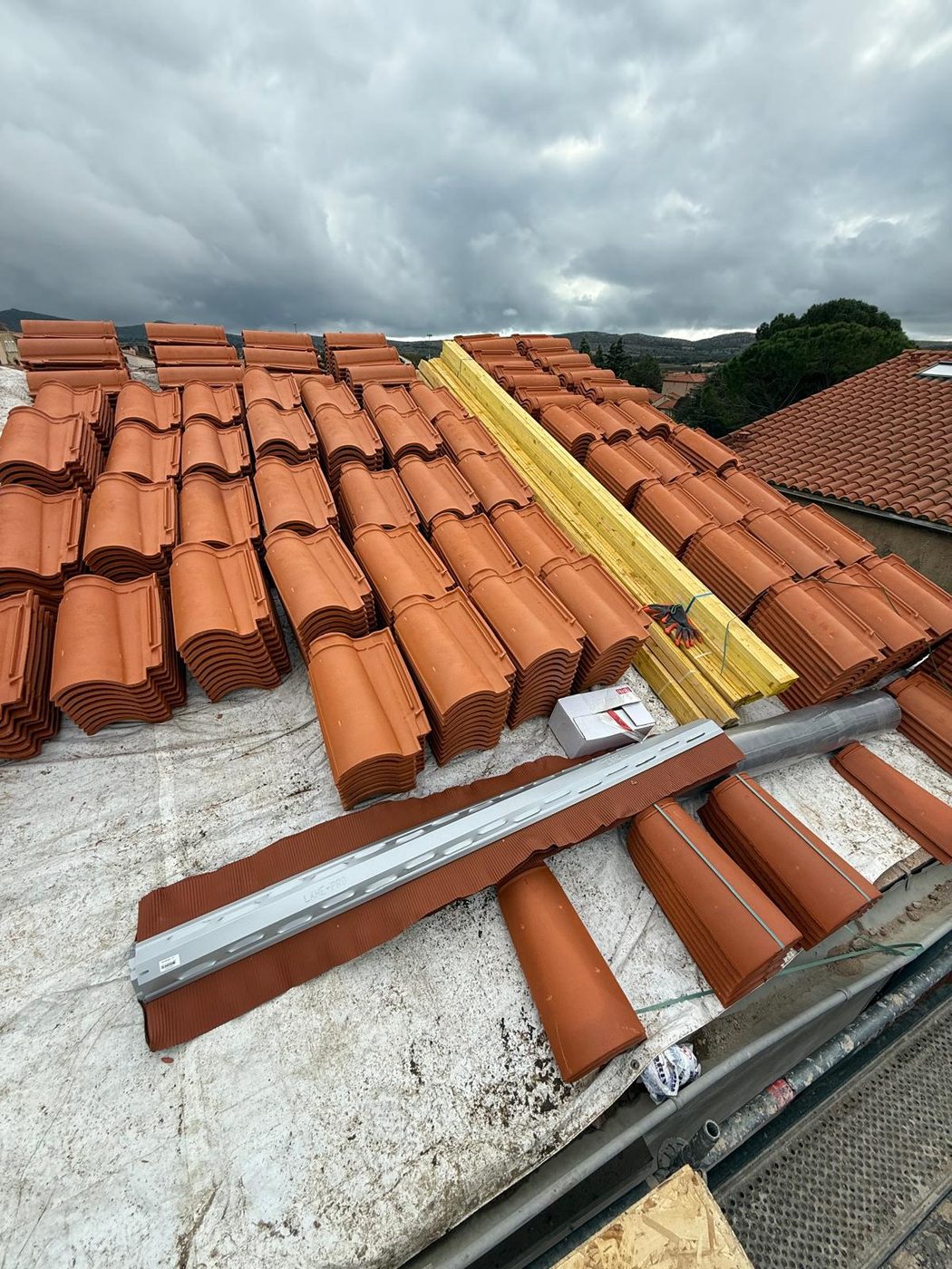 Opoul-Périllos · Tuiles neuves prêtes à poser